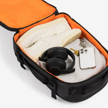 Load image into Gallery viewer, Stubble & Co Hybrid Backpack 20L Black