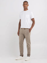 Load image into Gallery viewer, REPLAY REG FIT &#39;BENNI&#39; CHINO SAND
