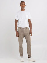 Load image into Gallery viewer, REPLAY REG FIT &#39;BENNI&#39; CHINO SAND
