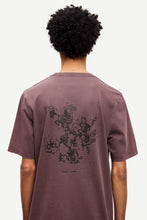 Load image into Gallery viewer, Samsoe Phil Tee Washed Raisin
